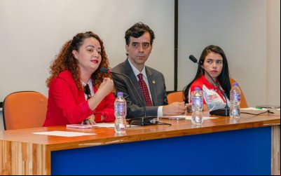 Lucimara Malaquias, secretária-geral do Sindicato, fala durante evento sobre dificuldade de sindicalização de jovens trabalhadores.