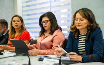 Imagem mostra, a partir da direita, Juvandia Moreira (presidenta da Contraf-CUT), Neiva Ribeiro (presidenta do Sindicato dos Bancários de São Paulo) e Adriana Nalesso, presidenta da Federa/RJ