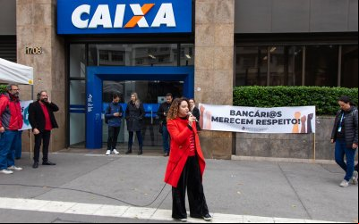 Imagem mostra Lucimara Malaquias, secretária-geral do Sindicato, em frente a uma agência da Caixa durante Dia Nacional de Luta para cobrar dos bancos proposta decente