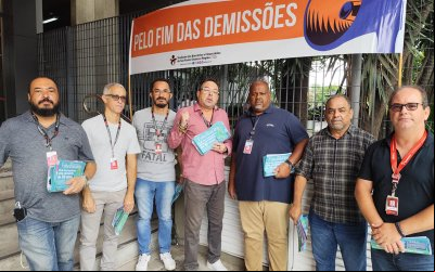 Dirigentes do Sindicato, no Núcleo Vila Leopoldina, protestando contra as demissões em departamentos do Bradesco