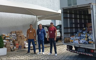 Os dirigentes Welington Correa, Alexandre Bertazzo e Osvaldo Caetano (a partir da esquerda) em frente às doações dos bancários do Bradesco lotados na as agências da Regional Bradesco Alphaville