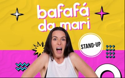 Arte mostra atriz Mari responsavel pelo stand up usando calça jeans e blusa branca
