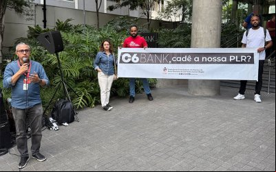 Dirigentes do Sindicato em protesto na frente da sede do C6 Bank
