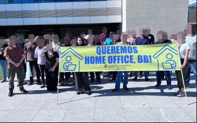 Imagem mostra bancários protestando pela ampliação do teletrabalho. seus rostos foram borrados a fim de evitar perseguição dentro do banco