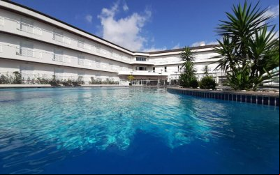 Fotografia mostra vista panorâmica da piscina