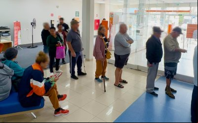 Imagem mostra fila de clientes dentro de uma agência do itaú que será fechada na vila ré, na zona leste