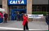 Imagem mostra Lucimara Malaquias, secretária-geral do Sindicato, em frente a uma agência da Caixa durante Dia Nacional de Luta para cobrar dos bancos proposta decente