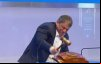 Governador Tarcísio de Freitas usa um martelo de leilão para celebrar privatização