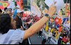 Imagem mostra Aline Molina, presidenta da Fetec-CUT/SP, em cima de um trio elétrico, durante manifestação