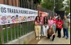 Imagem mostra grupo de dirigentes sindicais durante protesto do Sindicato contra o banco Pan. Eles estão na frente da fachada do prédio do banco, em frente a uma faixa onde se lê "os trabalhadores exigem respeito"
