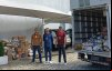 Os dirigentes Welington Correa, Alexandre Bertazzo e Osvaldo Caetano (a partir da esquerda) em frente às doações dos bancários do Bradesco lotados na as agências da Regional Bradesco Alphaville