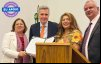 Imagem mostra, lado a lado, Cida Gonçalves, ministra das Mulheres; Adauto Duarte (Fenaban); Neiva Ribeiro, presidenta do Sindicato dos Bancários de São Paulo e Chico Macena, secretário executivo do Ministério do Trabalho e Emprego, portando a carta de compromisso por Igualdade no Trabalho