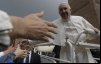 Foto do Papa Francisco cumprimentando os fiéis (Foto: L'Osservatore Romano - Vaticano)
