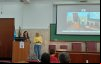 Fotografia mostra duas mulheres em pé. Valeska Pincovai, secretária de saúde do Sindicato usa blusa amarela e calça jeans