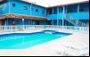 fotografia mostra fachada de pousada com as cores azul, branco e verde claro