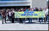 Imagem mostra bancários protestando pela ampliação do teletrabalho. seus rostos foram borrados a fim de evitar perseguição dentro do banco
