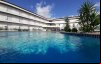 Fotografia mostra vista panorâmica da piscina 