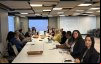 Imagem mostra dirigentes sindicais e representantes do banco sentados frente a frente e uma mesa comprida durante reunião para debater Comissão de Conciliação Prévia (CCV), o banco de horas, o programa de metas GERA, a reestruturação das agências e a segurança dos trabalhadores.